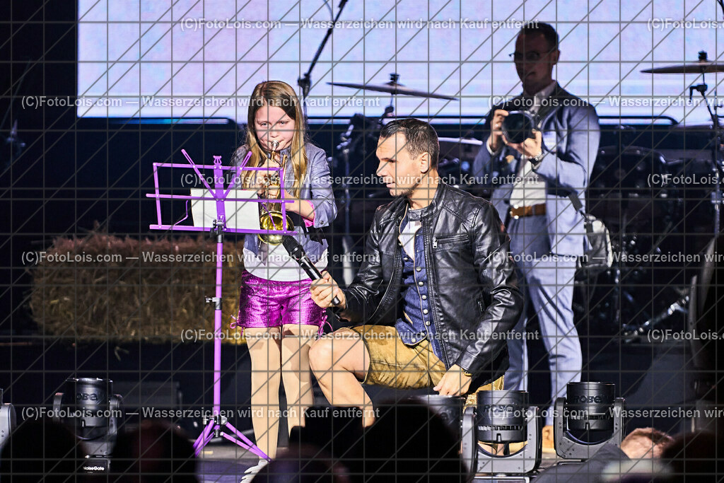 ALP2433_BergBauernTour-Konzert_Naschenweng_Mariella | (C)FotoLois.com, Alois Spandl, BergBauernTour 2023 - Melissa Naschenweng, Tourstop in Wieselburg, Konzert im NV-Forum Wieselburg, Sa 8. April 2023.