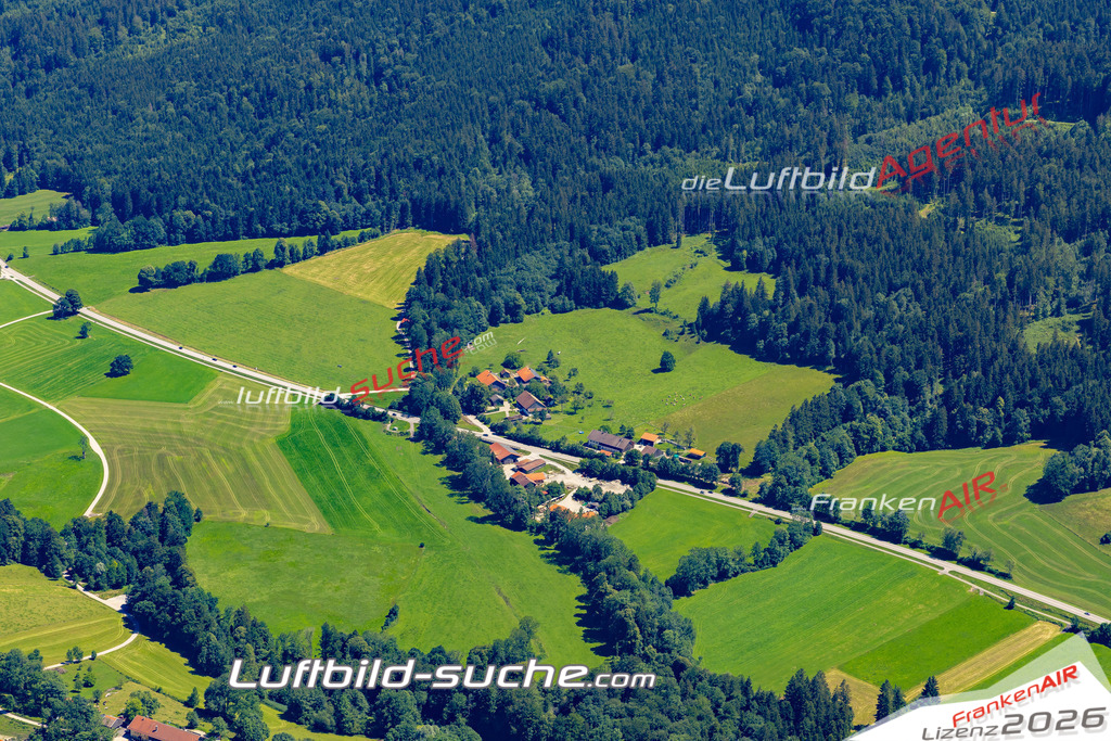 Aktuelles Luftbild von Stallau Bad Heilbrunn - Die Luftaufnahme wurde 2022 mittels UL-Flugzeug erstellt ( keine Drohne ) - hochauflösende Kamera-Systeme von  Canon -Beste Qualität - Für grossformatige Ausdrucke geeignet. Die Geschenkidee !