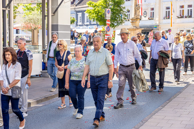 Fronleichnamsprozession mit Pfarrfest | Bildershop von pixelworld.at - Realisiert mit Pictrs.com