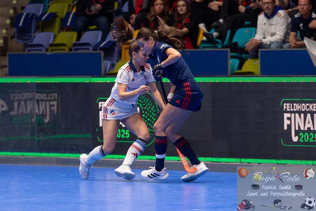 Volvo E.R.B. Final 4 Halbfinale Frauen: Mannheimer HC - Düsseldorfer HC, 25.01.2025 | Fiona Felber (Mannheimer HC #6) &amp; Selin Oruz (Düsseldorfer HC #14) im Kampf um den Ball, Mannheimer HC - Düsseldorfer HC, Frankfurt, Süwag Arena, 25.1.2025 - Realisiert mit Pictrs.com
