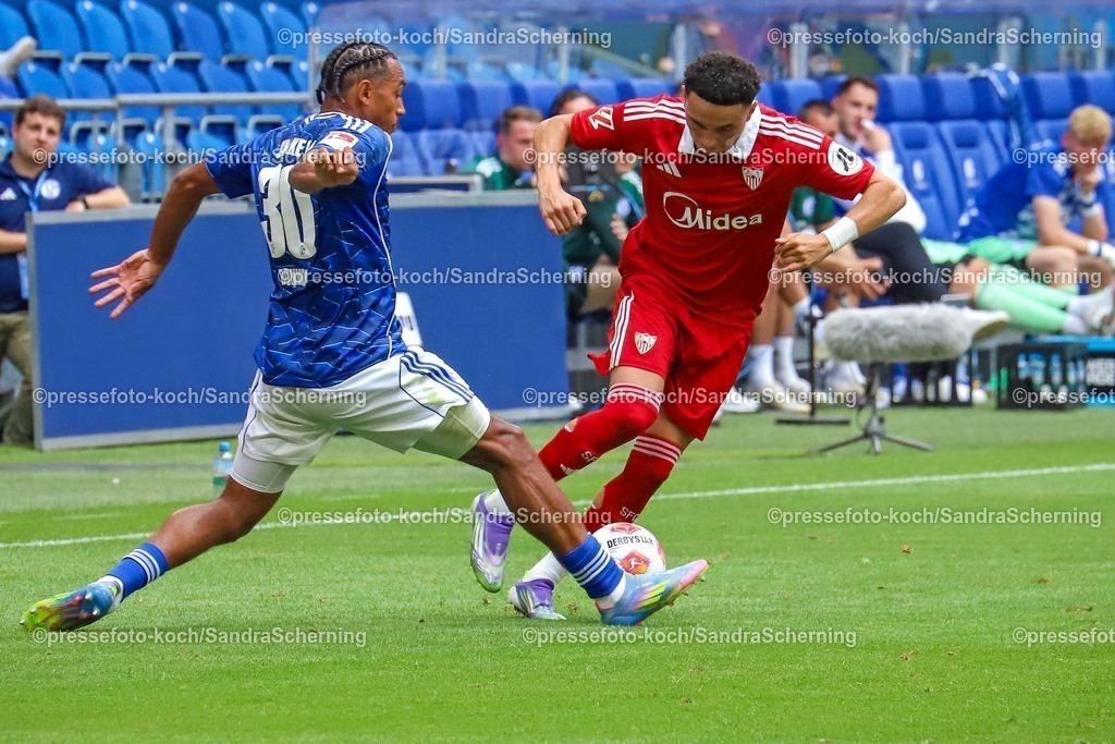 xSSC26072501013 | 26.07.2025, xsscx, Fuﬂball, FC Schalke 04 - FC Sevilla, 2. Fuﬂball Bundesliga, VELTINS-Arena, Saison 2025 2026: Anton Donkor (FC Schalke 04 #30) im Zweikampf gegen Dodi Lukebakio (FC Sevilla #11) DFB regulations prohibit any use of photographs as image sequences and or quasi-video.