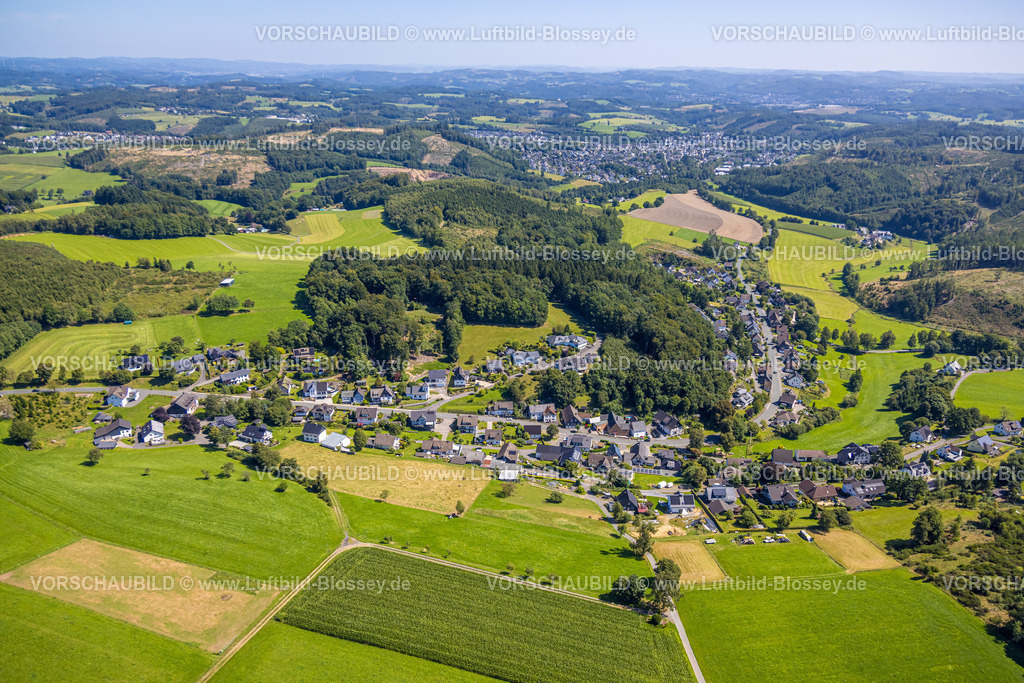 Drolshagen250810019 | Luftbild, Wohngebiet Ortsansicht Ortsteil Benolpe, Hügellandschaft und Fernsicht mit Ortsansicht Drolshagen, Benolpe, Drolshagen, Sauerland, Nordrhein-Westfalen, Deutschland