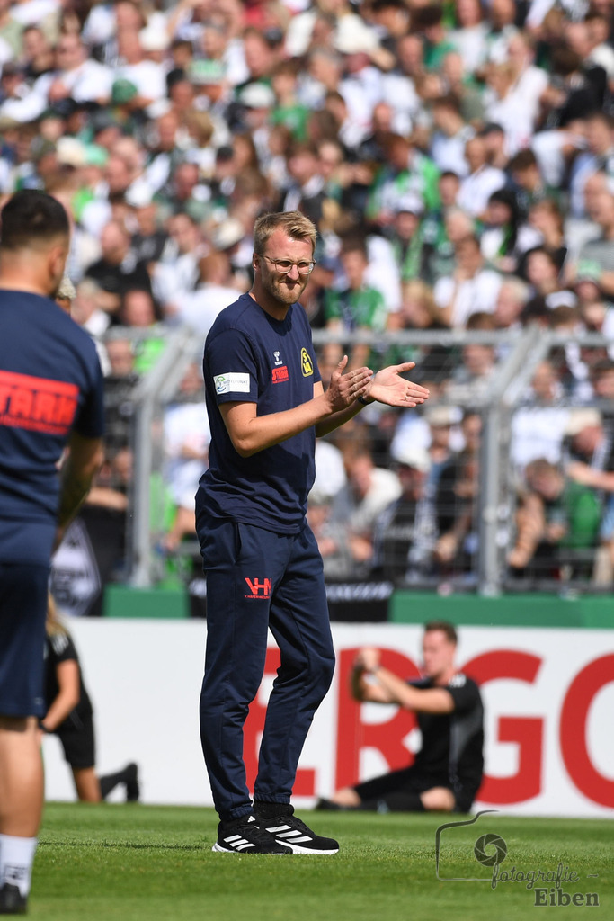 SV Atlas-Delmenhorst-Borussia Mönchengladbach | DFB-Pokal 1. Runde;SV Atlas Delmenhorst (gelb)-Borussia Mönchengladbach (schwarz) am 17.08.2025 in Oldenburg (Marschweg-Stadion), Photo: Philip Eiben 2025 - Realisiert mit Pictrs.com
