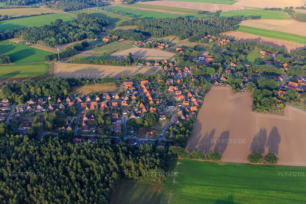 Luftbild: Dorfansicht aus Westen in Jelmstorf im Bundesland Niedersachsen in Deutschland. Foto: IMG_110097.jpg vom 16.08.2018 durch Werner Riehm/FLY-FOTO.de