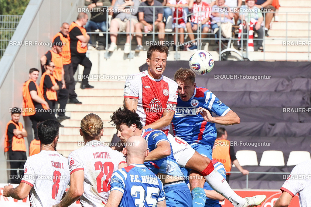 Rot-Weiss Essen - Hansa Rostock | Essen, Deutschland, 20.09.2025 Michael Schultz  (Rot-Weiss Essen) im Kampf um den Ballwährend des 3.Liga Spiels zwischen  Rot-Weiss Essen und Hansa Rostock am 20.09.2025 im Stadion an der Hafenstraße in Essen. (Foto von Timo Bluhmki-Schmidt/Brauer Fotoagentur