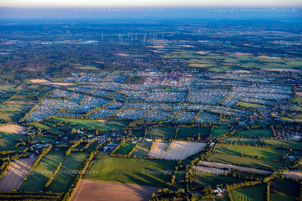 Wacken_Musik_Festival_ELS_6181060822 | WACKEN 06.08.2022 Besucher des Wacken Musik- Festivals auf dem Veranstaltungs- Konzertgelände an der Norderstraße in Wacken im Bundesland Schleswig-Holstein, Deutschland. Weiterführende Informationen bei: CTS EVENTIM AG & Co. KGaA,  ICS Festival Service GmbH,  SH Promotion GmbH&amp;Co.KG. // Participants in the Wacken music festival on the event concert area on street Norderstrasse in Wacken in the state Schleswig-Holstein, Germany. Further information at: CTS EVENTIM AG & Co. KGaA,  ICS Festival Service GmbH,  SH Promotion GmbH&amp;Co.KG. Foto: Martin Elsen