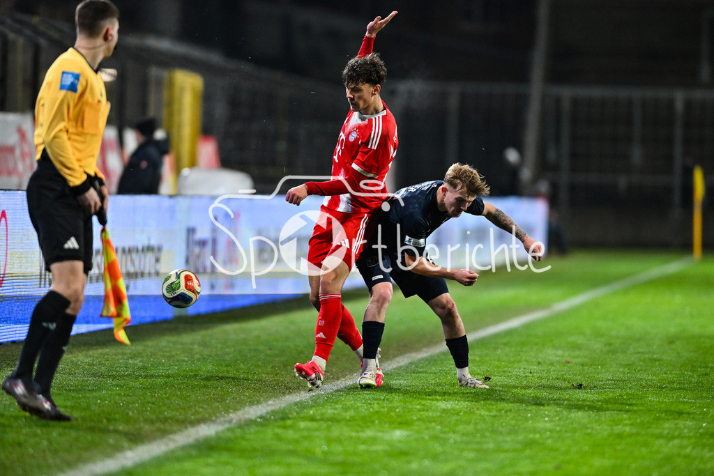 FC Bayern Amateure - SpVgg Unterhaching | MÜNCHEN, DEUTSCHLAND - 24. FEBRUAR: im Duell Louis RICHTER (FC Bayern München II 19) und Andy BREUER (SpVgg Unterhaching 26) während dem Spiel zwischen den Amateuren des FC Bayern München und der SpVgg Unterhaching am 25. Spieltag der Regionalliga Bayern im Grünwalder Stadion