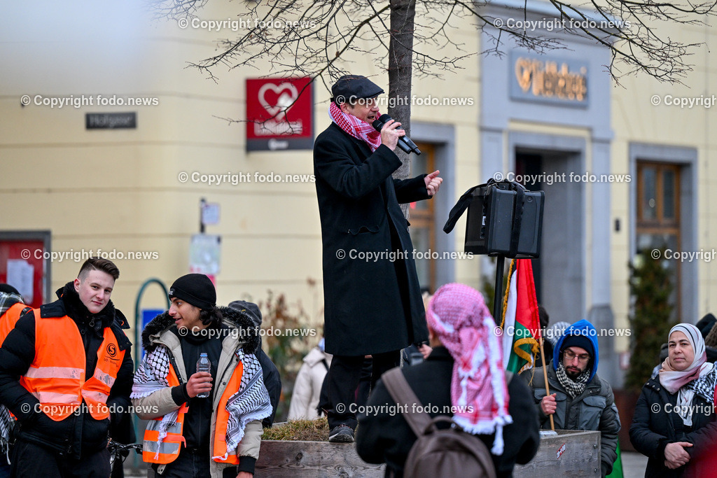 Demonstration Paleastina in Linz_ Pro Gaza_ 14.01.2024-65 | 14.01.2024, Linz, AUT, Demonstration, im Bild Palästina, Palaestina, Gaza, Demoteilnehmer, Teilnehmer, Kundgebung, Plakate, Fahnen, Polizei, Beamte, Polizeifahrzeuge, Einsatzkraefte, Israel, Krieg, Hamas, Geisel, Freiheit, Frieden