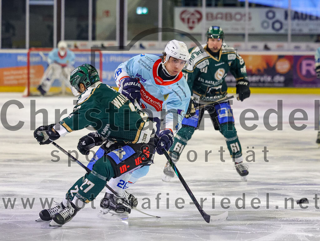 2025-12-23_042_TSV_Erding_gegen_Heilbronner_Falken | Erding, Deutschland, 23.12.2025:Eishockey, Oberliga Süd 2025 / 2026, 29. Spieltag, TSV Erding gegen Heilbronner Falken, Endergebnis: 5:4Mark Waldhausen (Erding Gladiators, #27), Lukas Wagner (Heilbronner Falken, #26), Dennis Miller (Erding Gladiators, #61)Foto: Christian Riedel / fotografie-riedel.net
