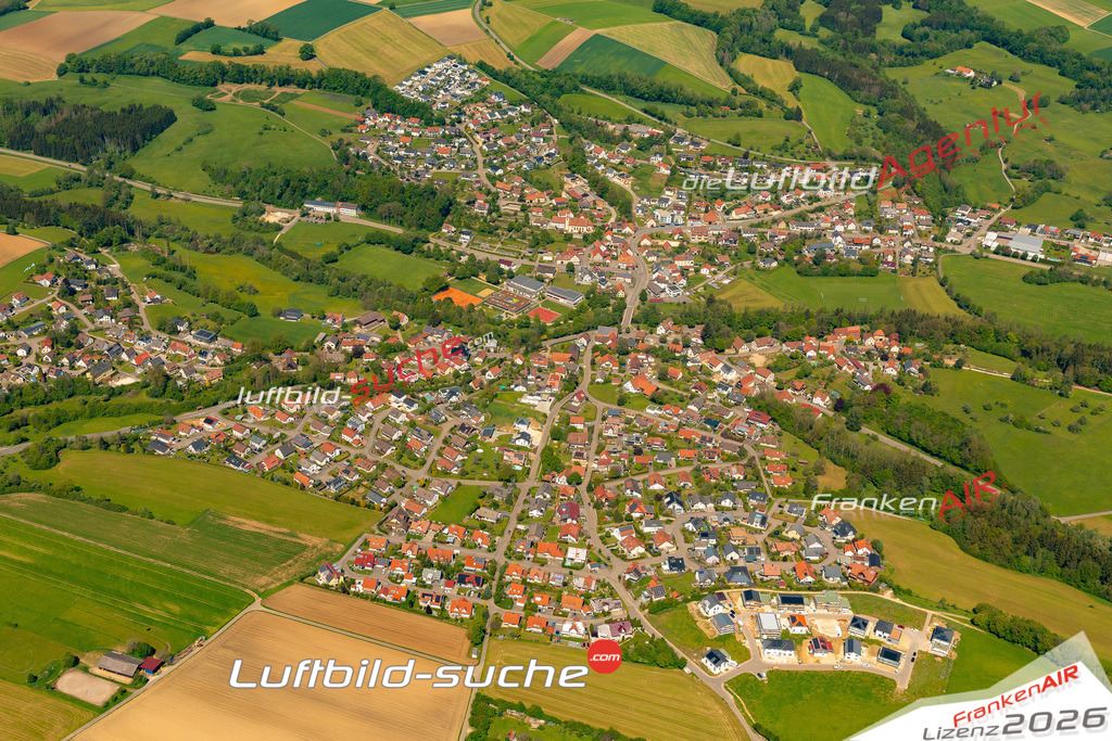Das Luftbild zeigt :  Heuchlingen - Die Luftaufnahme wurde 2024 vom UL-Flugzeug aus erstellt ( keine Drohne ) - Hochauflösende Luftaufnahme - Für grossformatige Ausdrucke geeignet. Die Geschenkidee !Mit Lizenz und Bildrechte bestellbar