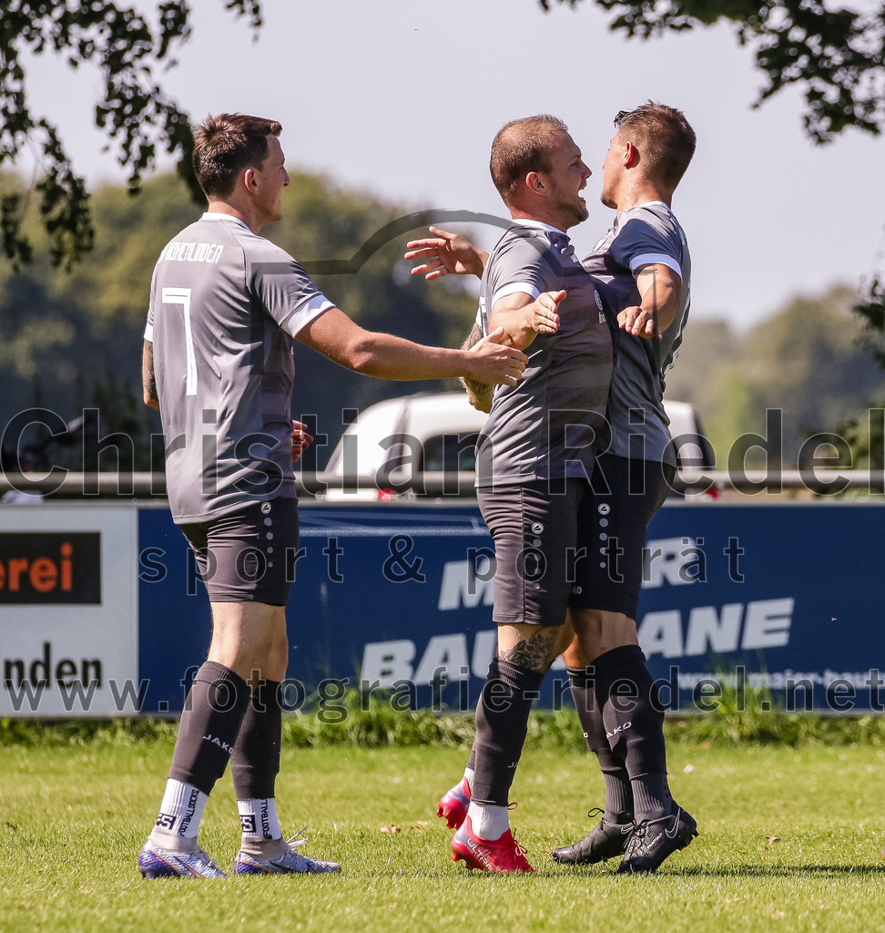 2023-08-20_022_SV_Hohenlinden_gegen_SV_Buch | Hohenlinden, Deutschland, 20.08.2023:
Fußball, A-Klasse 2023 / 2024, 1. Spieltag, SV Hohenlinden gegen SV Bruck, Endergebnis: 5:1

Jubel nach dem 1:0 durch Manuel Fuchs (SV Hohenlinden, #9)
Sebastian Roß (SV Hohenlinden, #7), Manuel Fuchs (SV Hohenlinden, #9), Stefan Ficklscherer (SV Hohenlinden, #11)

Foto: Christian Riedel / fotografie-riedel.net