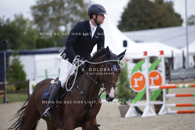 1J2A1457Lucas Wenz_ Crazy Peter 3_ Kn1032_ Havekost | Foto- und Videografie für alles rund ums Pferd. Hochwertige Bilder und Videos vom Spring- und Dressurreiten, Voltigieren & mehr. Jetzt aktuelle Veranstaltungen und Preise im Shop ansehen. - Realisiert mit Pictrs.com