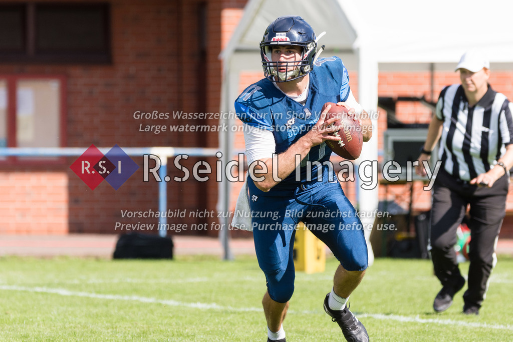 American Football, Saison 2022, Regionalliga Nord, Hamburg Blue Devils - Oldenburg Knights, Dr.-Hermann-Schnell-Sportplatz (Hamburg), 06.08.2022, 07. Gameweek | Leif Plagge (#11, Blue Devils, Quarterback)