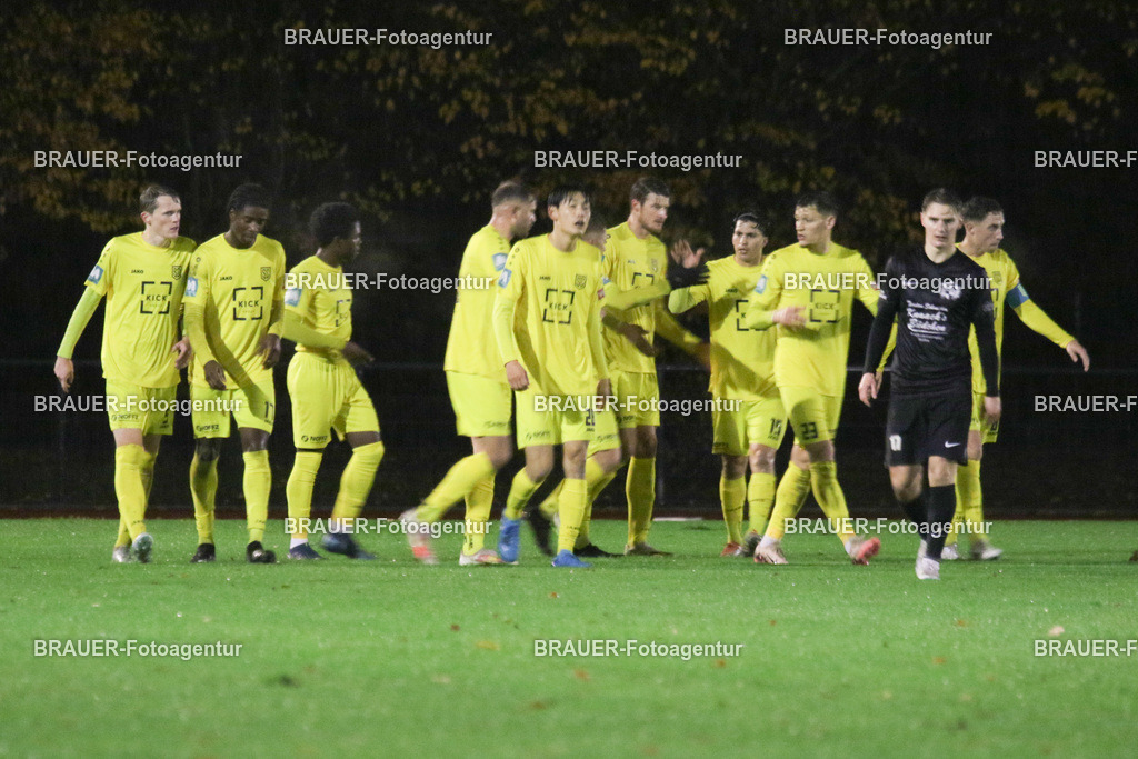 19.11.2025 SC St. Tönis - VfB Hilden | Tönisvorst, Deutschland, 20.11.2025: Die Mannschaft des SC St. Tönis) jubelt nach einem Tor während des Niederrheinpokal - Spiel zwischen SC St. Tönis und VfB Hilden am 20.11. 2025 im Tönisvorster YAYLA-Sportpark Jahn-Stadion in Tönisvorst, Deutschland. (Foto Ralph Görtz / Brauer-Fotoagentur)