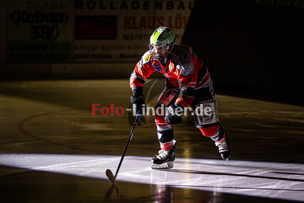TSV Peißenberg MINERS gegen ESC Kempten SHARKS | Eishockey Bayernliga Herren Pre-Playoffs 2024/25, TSV Peißenberg MINERS gegen ESC Kempten SHARKS, 20250131,Moritz BIRKNER (MINERS 95) beim Einlauf, Eröffung,2025-01-31 in Peißenberg (Eisstadion Peißenberg)Moritz BIRKNER (MINERS 95)Copyright: WolfgangxLindner foto-lindner.de