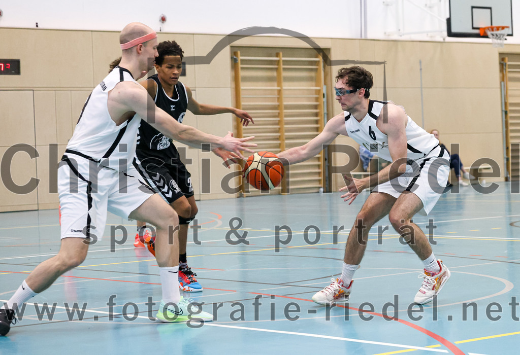 2023-03-26_042_TSV_Vaterstetten_gegen_Wacker_Knights_Burghausen | Vaterstetten, Deutschland, 26.03.2023:
Basketball, Bayernliga Herren Südost 2022 / 2023, 17. Spieltag, TSV Vaterstetten gegen Wacker Knights Burghausen, Endergebnis: 

F. Sutur (TSV Vaterstetten, #3), Maximilian Rothe (TSV Vaterstetten, #6)

Foto: Christian Riedel / fotografie-riedel.net