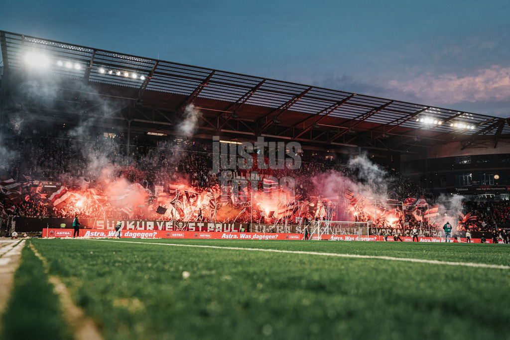 Fußball | Männer | Saison 2025/2026  | Fußball-Bundesliga | 30. Spieltag | FC St. Pauli vs. 1. FC Köln | 17.04.2026 | Pyrotechnik beim Einlauf der Teams in der Südkurve