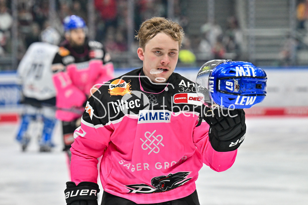 Augsburger Panther - Straubing Tigers | nach einen FIght faehrt Florian ELIAS (Augsburger Panther #67) gezeichnet zur Bank / Kampf / Faustkampf / DEL: Augsburger Panther - Straubing Tigers, Curt Frenzel Stadiom am 20.10.2024