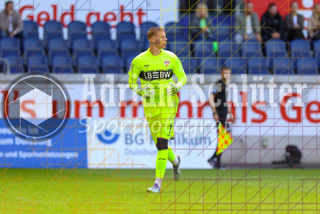 MSV Duisburg vs VfB Stuttgart II - 3. Liga | Duisburg, Deutschland, 02.08.25:   Florian Pascal Hellstern (VfB Stuttgart II) schaut waehrend des Spiels der 3. Liga MSV Duisburg vs VfB Stuttgart II in der schauinsland-reisen-arena(Foto von Brauer-Fotoagentur / Adrian Schlueter)