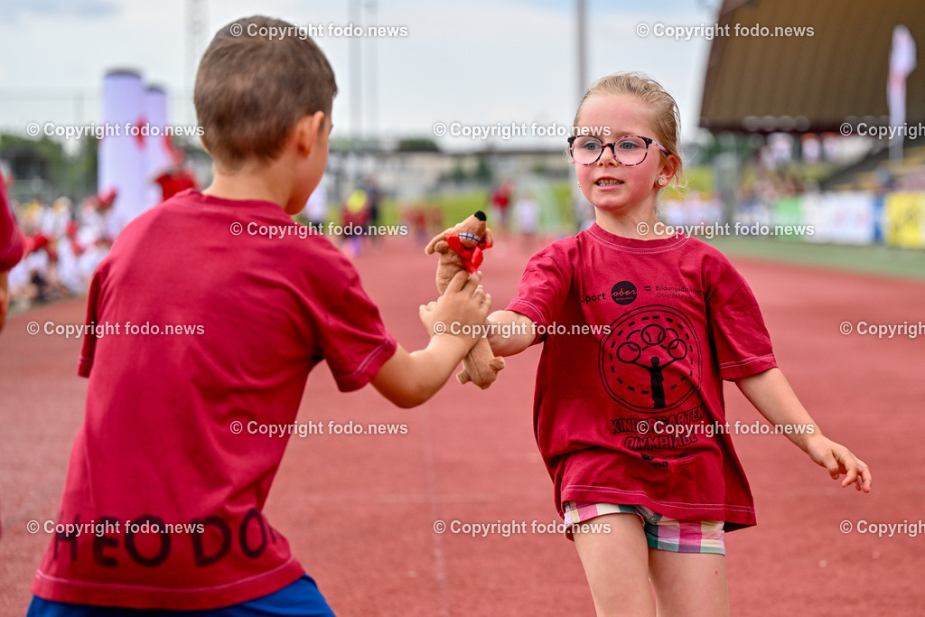 Kindergarten Olympiade 2024_ Stadion Traun_ 07.06.2024-102 | 07.06.2024, Stadion der Stadt Traun, AUT, Kindergarten Olympiade 2024, im Bild Kinder, Hindernis, Fussball, Laufen, Action