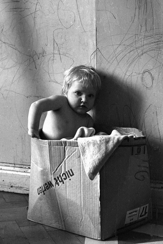 005-1970-100 | Szene aus einem von Studenten gegründeten Kinderladen in Kiel 1970. Die Kinderläden, die um 1970 flächendeckend in Westdeutschland existierten, waren ein Ergebnis der 68er-Bewegung mit ihrer Forderung nach antiautoritärer Erziehung. - Realisiert mit Pictrs.com