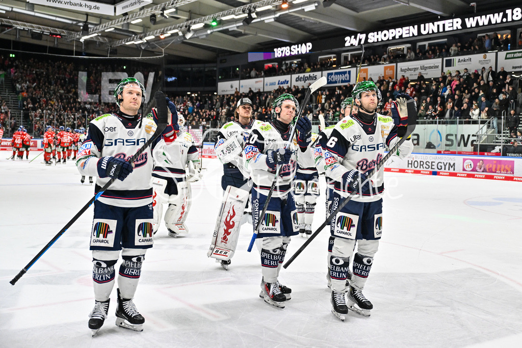 Augsburger Panther - Eisbären Berlin | AUGSBURG, GERMANY - 27. JANUARY: Die Spieler der Eisbären bedanken sich bei den mitgereisten Fans nach der Niederlage in Augsburg nach dem Match zwischen den Augsburger Panthern und den Fischtown Pinguins am 43. Spieltag der Penny DEL im Curt Frenzel Stadion