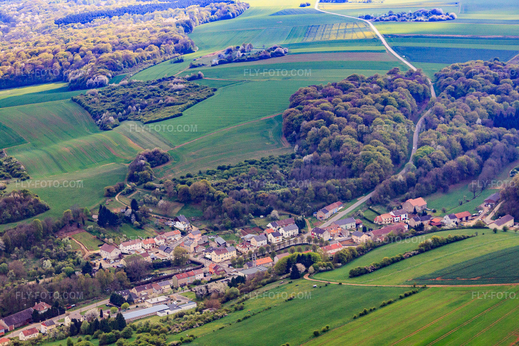 Aerial view: View of the town from the north in Escherange in the state Moselle, France. – Photo: IMG_39708.jpg taken on 04/16/2011 by Werner Riehm/FLY-FOTO.com – Resolution of the original: 4752 x 3168 px