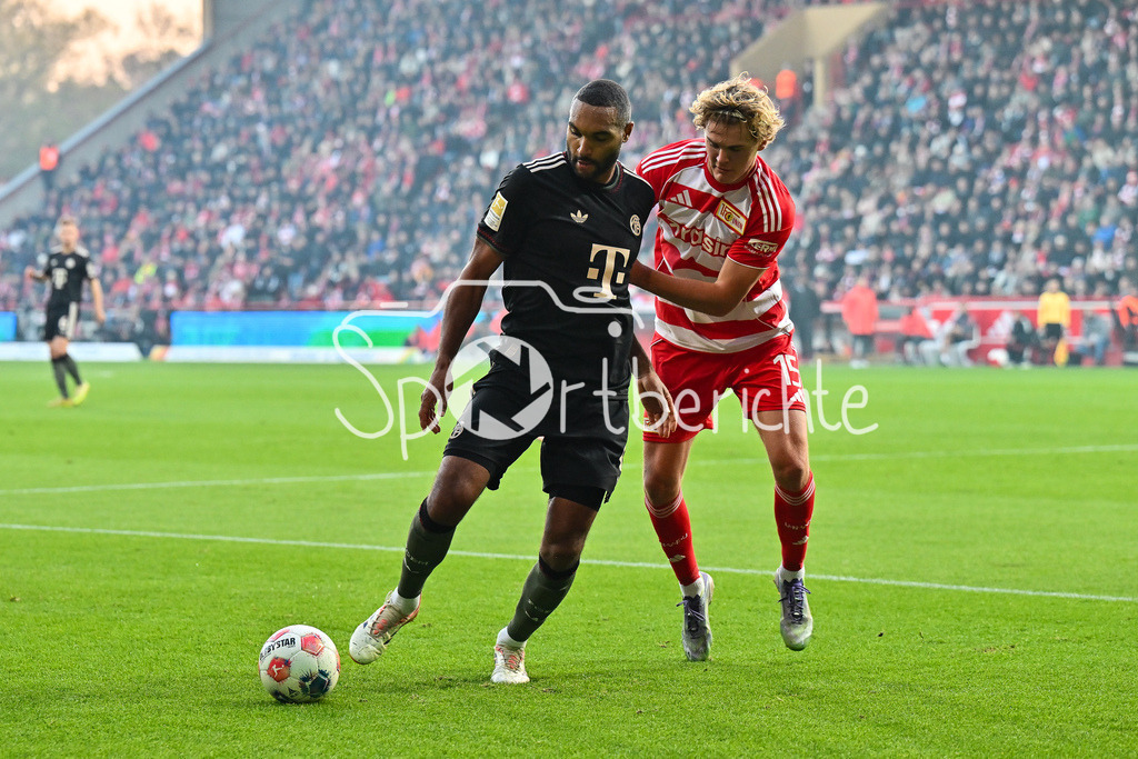 1. FC Union Berlin - FC Bayern München | Berlin, DEUTSCHLAND - 8. NOVEMBER: im Duell Jonathan TAH (FC Bayern Munich 4) und Tom ROTHE (Union Berlin 15) während dem Bundesligamatch zwischen dem 1. FC Union Berlin und dem FC Bayern München am 10. Spieltag im Stadion an der alten Försterei am 8. November 2025 in Berlin, Germany / DFL REGULATIONS PROHIBIT ANY USE OF PHOTOGRAPHS AS IMAGE SEQUENCES AND/OR QUASI-VIDEO