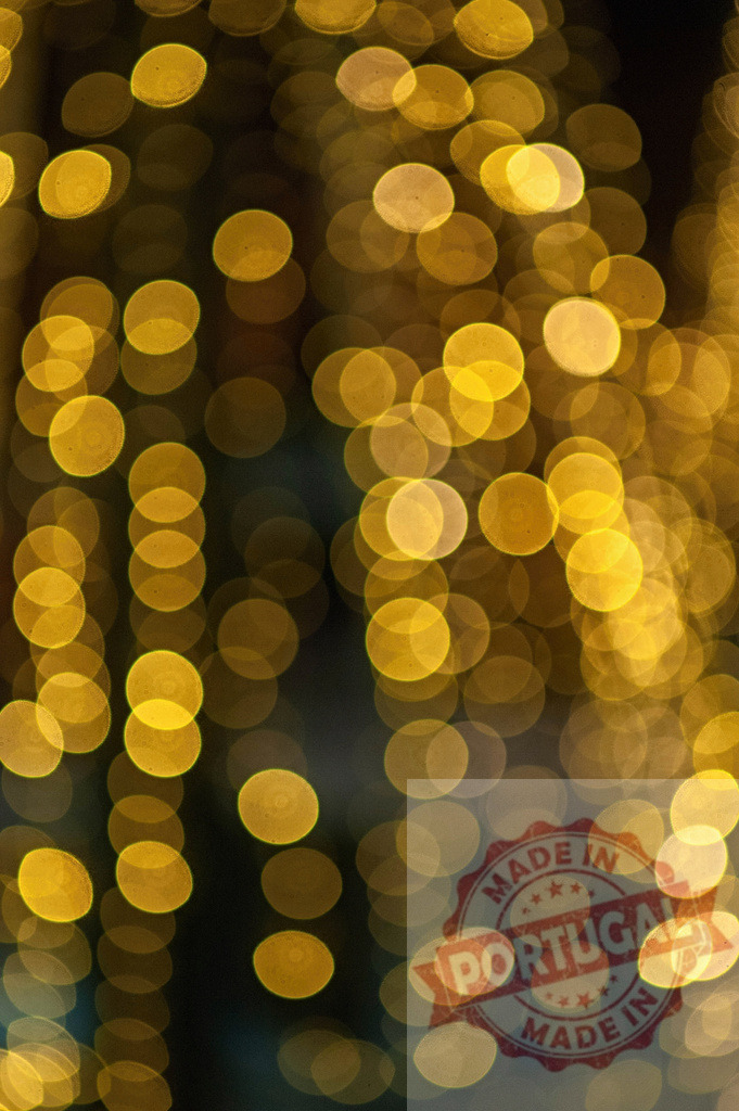 Golden bokeh circles creating abstract festive background | Golden light creating bokeh circles and abstract festive party background texture - Realized with Pictrs.com