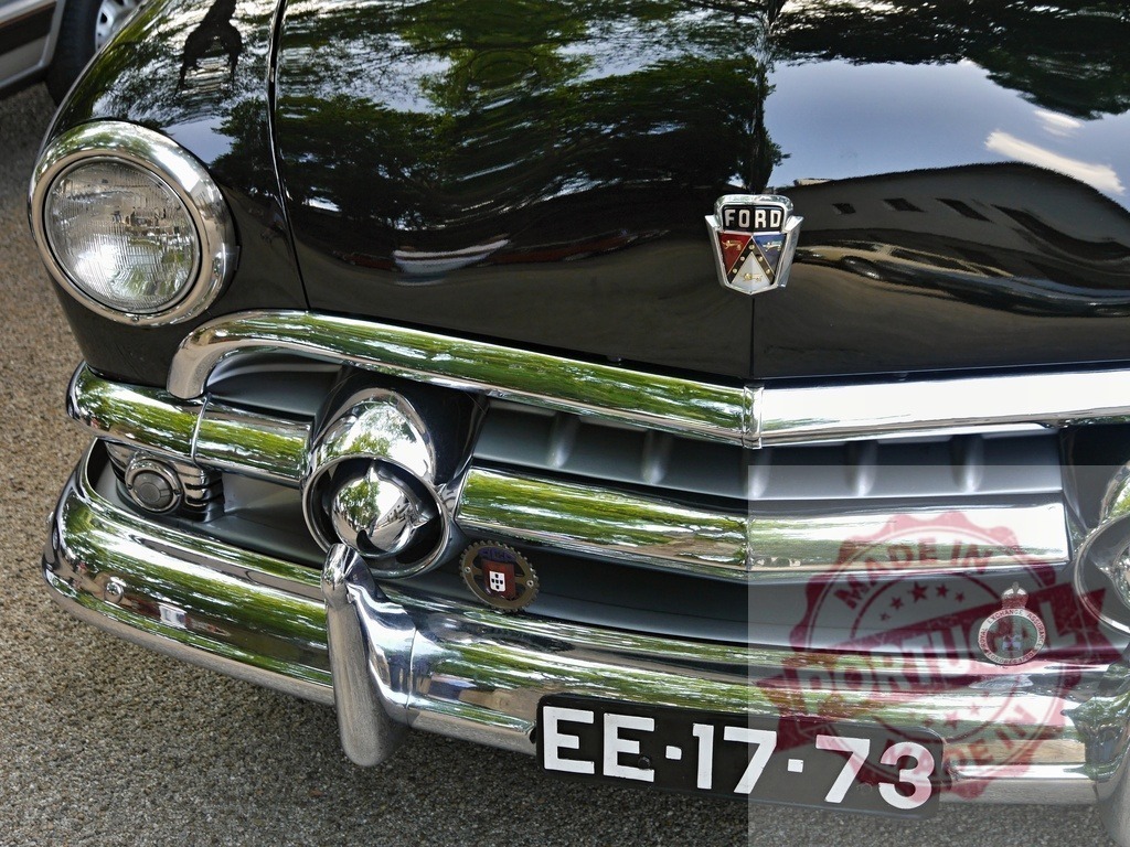 Ford classic black car showing front grille and headlight | Ford classic black car showcasing a gleaming chrome grille and round headlight - Realisiert mit Pictrs.com