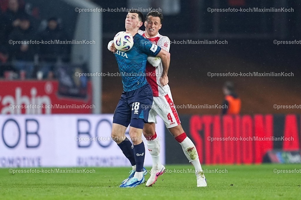 xYDRx01022601053 | 01.02.2026, xydrx, Fußball, 3.Liga, Rot-Weiss Essen - SV Wehen Wiesbaden, Saison 2025 2026, Stadion an der Hafenstraße: Moritz Flotho (SV Wehen Wiesbaden #28) im Zweikampf gegen Michael Schultz (Rot-Weiss Essen #4)   DFB regulations prohibit any use of photographs as image sequences and or quasi-video. Photo: xYannisxDreimannxPressefotoKochx