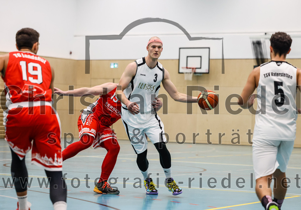 2022-12-03_029_TSV_Vaterstetten_gegen_TG_Landshut | Vaterstetten, Deutschland, 03.12.2022:
Basketball, Bayernliga Herren Südost 2022 / 2023, 7. Spieltag, TSV Vaterstetten gegen TG Landshut, Endergebnis: 71:78

 (TG Landshut, #19), Florian Meingast (TG Landshut, #15), F. Sutur (TSV Vaterstetten, #3), Jonathan Andre (TSV Vaterstetten, #5)

Foto: Christian Riedel / fotografie-riedel.net