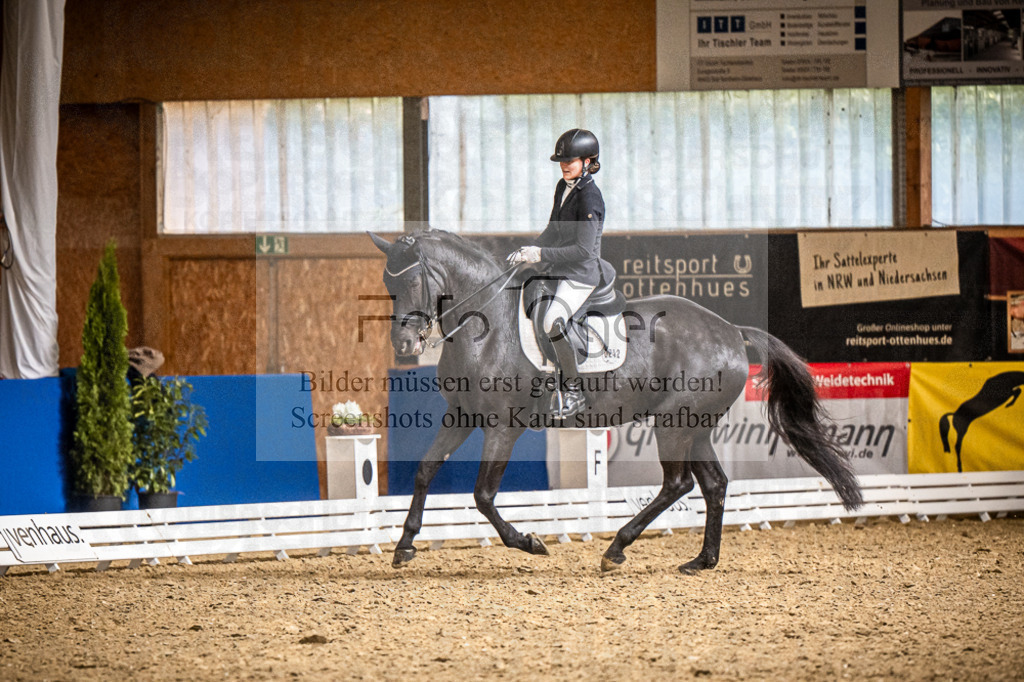 DOS_2847 | Entdecke hochwertige Reitturnierfotos von Foto Oger. Professionell, emotional und authentisch – jetzt Lieblingsmomente im Shop bestellen.Deutschlandweite Turnierfotografie. - Realisiert mit Pictrs.com