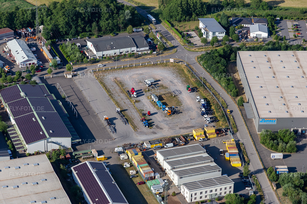 Luftbild: Daimler LKW-Lager auf ehemaligem Disco Parkplatz im Ortsteil Minderslachen in Kandel im Bundesland Rheinland-Pfalz in Deutschland. Foto: IMG_132378.jpg vom 03.06.2022 durch Werner Riehm/FLY-FOTO.de