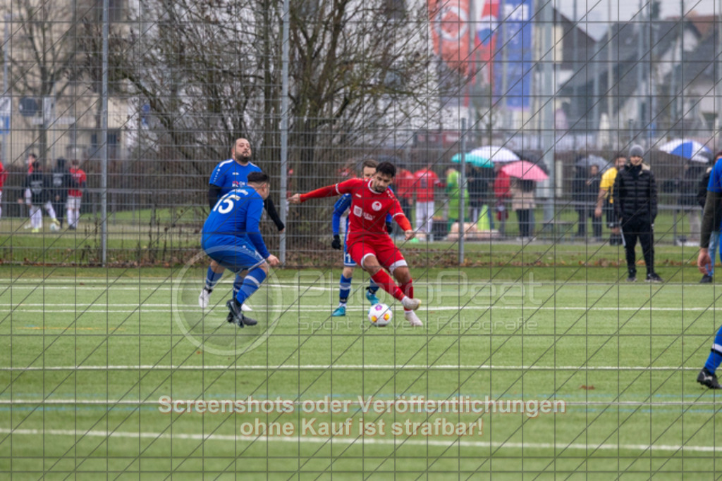 20251130_132118_0099 | #,FC Illiria Göppingen II (rot) vs. VfR Süßen II (blau), Fussball, Kreisliga B10 - Bezirk Neckar/Fils, 15. Spieltag, Saison 2025/2026, Kunstrasenplatz Nord, Hohenstaufenstraße 116, 73033 Göppingen, 30.11.2025 - 13:00 Uhr,Foto: PhotoPeet-Sportfotografie/Peter Harich