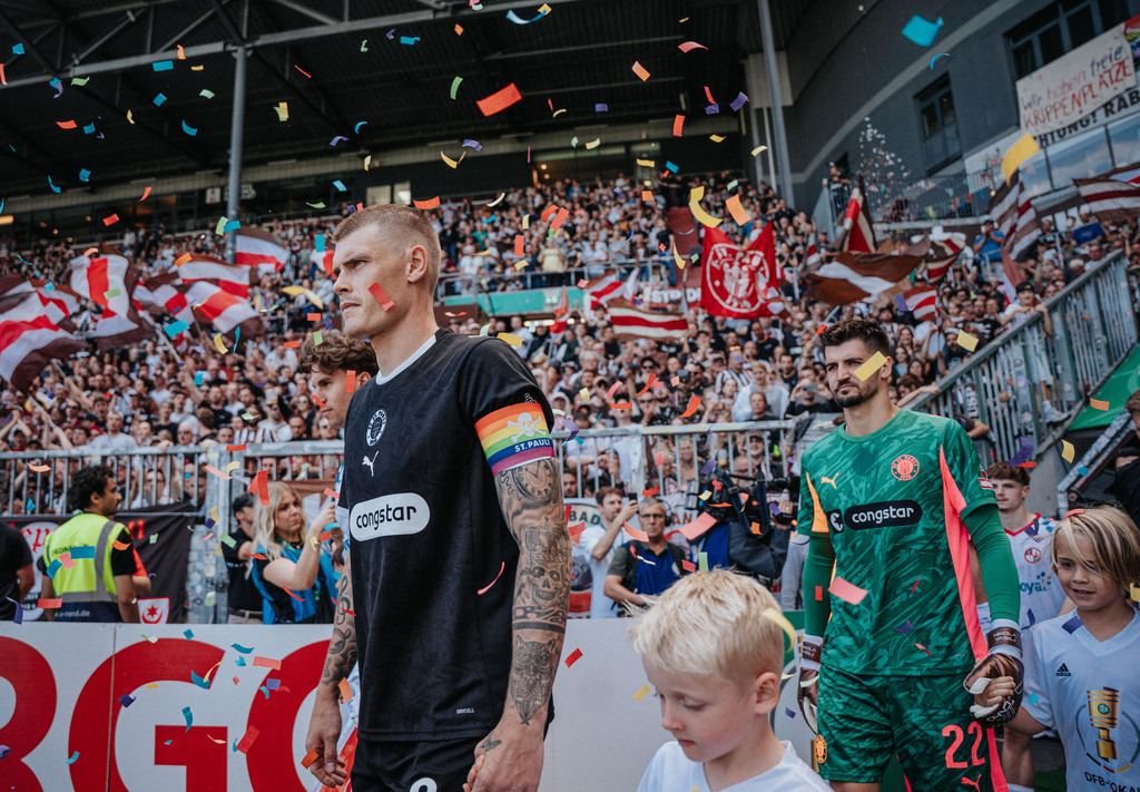 FCP07946 | Der offizielle Shop für FC St. Pauli Fotos. Wähle aus Spielszenen & Fanmomenten dein FCSP Wunschformat. Wir liefern Millerntor-Atmosphäre.