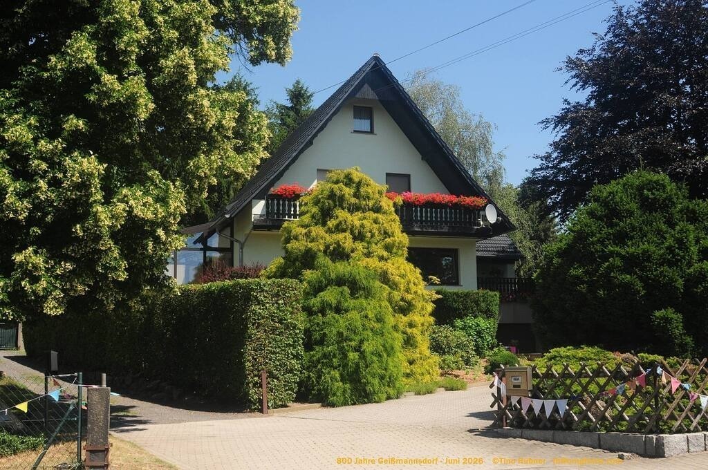 Geißmannsdorf-2026-Ortsbilder-281 | Geißmannsdorf bei Bischofswerda im Sommer 2026. Ein fotografischer Streifzug durch das Dorf Geißmannsdorf, mit Gebäuden, Straßen, Strohpuppen und geschmückten Vorgärten und Grundstücken anlässlich der 800-Jahr-Feier von Geißmannsdorf im Juni 2026 - Realisiert mit Pictrs.com