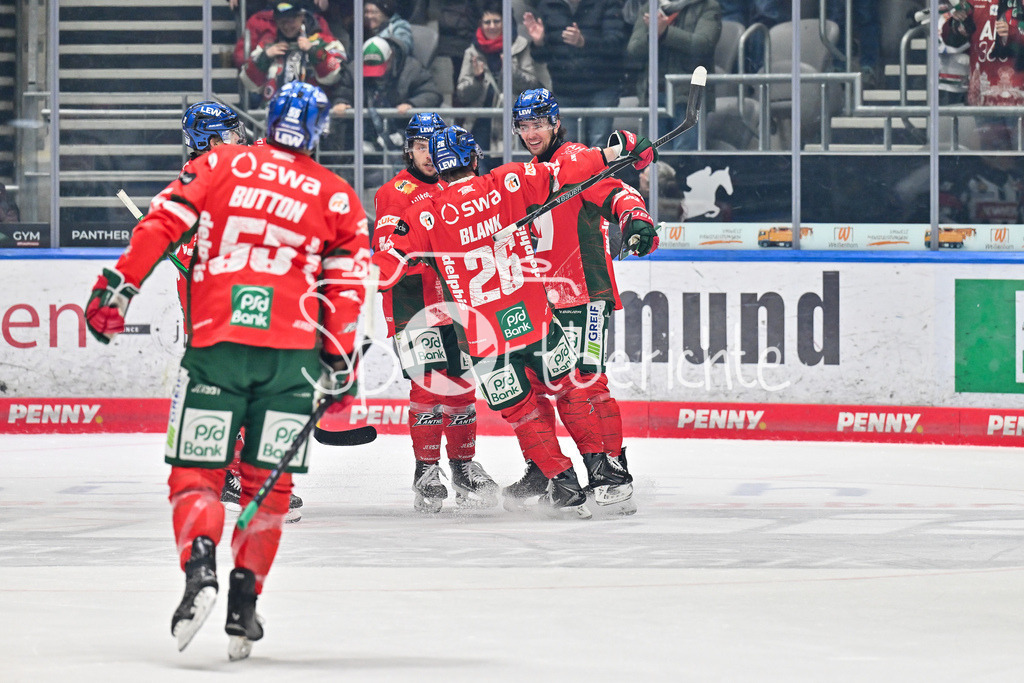 Augsburger Panther - Schwenninger Wild Wings | AUGSBURG, GERMANY - 02. JANUARY: Jubel der Panther nach dem Treffer zum 4-0 durch Thomas SCHEMITSCH (Augsburger Panther 62) / Tor / Torschuetze / Freude / Happy während dem Match zwischen den Augsburger Panthern und den Schwenninger Wild Wings am 35. Spieltag der Penny DEL im Curt Frenzel Stadion