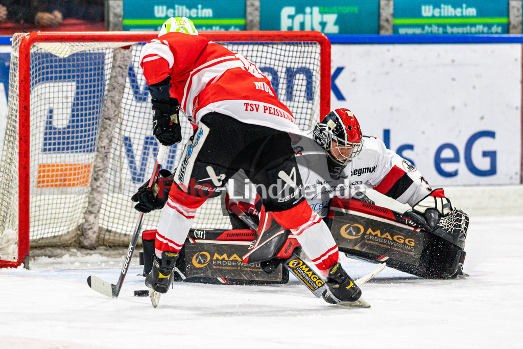 Spiel 3 Finale TSV Peißenberg Miners vs EHC Königsbrunn | Eishockey Bayernliga Playoffs 2023/2024, Spiel 3 Finale TSV Peißenberg Miners vs EHC Königsbrunn, 20240328,
Tor Ryan MURPHY (Miners 15),
2024-03-28 in Peißenberg (Eisstadion)
15 Ryan MURPHY (Miners 15), 32 Stefan VAJS (EHC Goalie 32)
Copyright: WolfgangxLindner foto-lindner.de