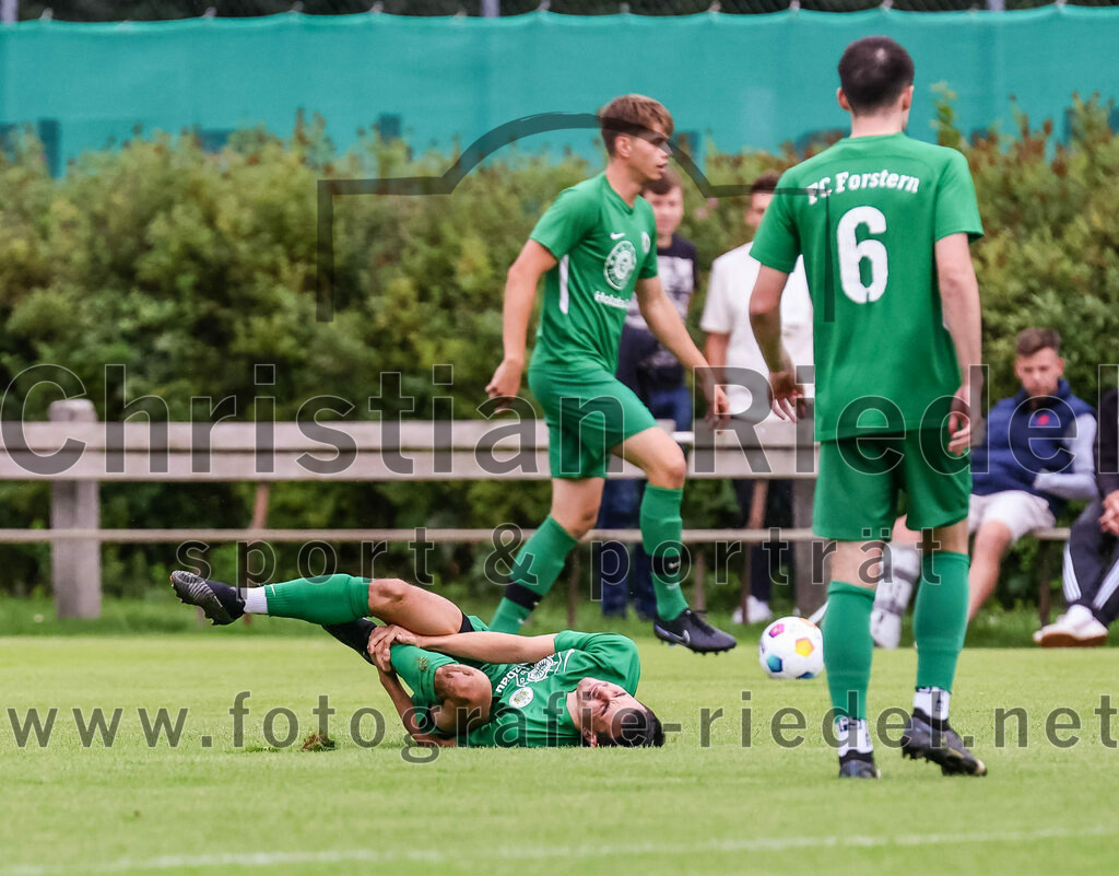2023-08-04_030_FC_Forstern_gegen_FC_Langengeisling_II | Forstern, Deutschland, 04.08.2023:
Fußball, Kreisklasse 2023 / 2024, 1. Spieltag, FC Forstern gegen FC Langengeisling II, Endergebnis: 2:1

Dominic Fumelli (FC Forstern, #13), Tobias Keserü (FC Forstern, #6)

Foto: Christian Riedel / fotografie-riedel.net