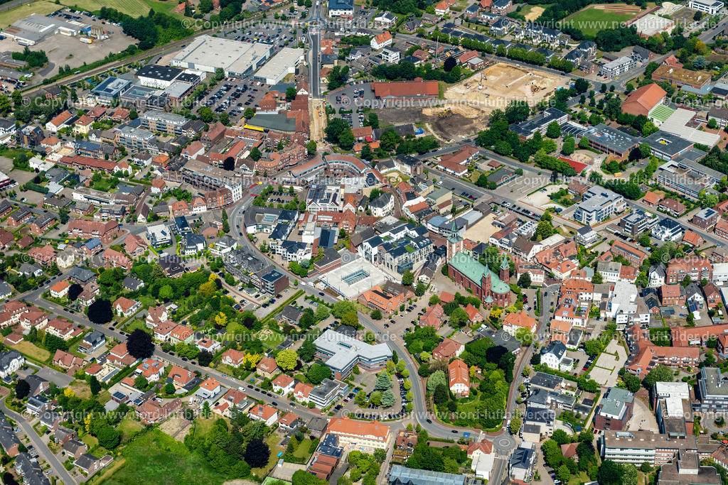 Lohne_ELS_4931050623 | LOHNE (OLDENBURG) 05.06.2023 Stadtzentrum im Innenstadtbereich in Lohne (Oldenburg) im Bundesland Niedersachsen, Deutschland. Weiterführende Informationen bei: Stadt Lohne. // The city center in the downtown area in Lohne (Oldenburg) in the state Lower Saxony, Germany. Further information at: Stadt Lohne. Foto: Martin Elsen