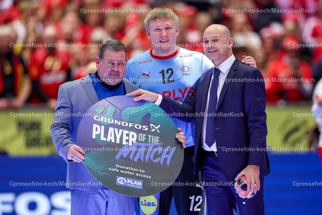 EHF26012603107 | 26.01.2026, Handball, Men's EHF EURO 2026, Deutschland - Dänemark, Jyske Bank Boxen in Herning, Dänemark, Main Round:  Emil Nielsen (Denmark #12) Player of the Match Ehrung Auszeichnung POTM