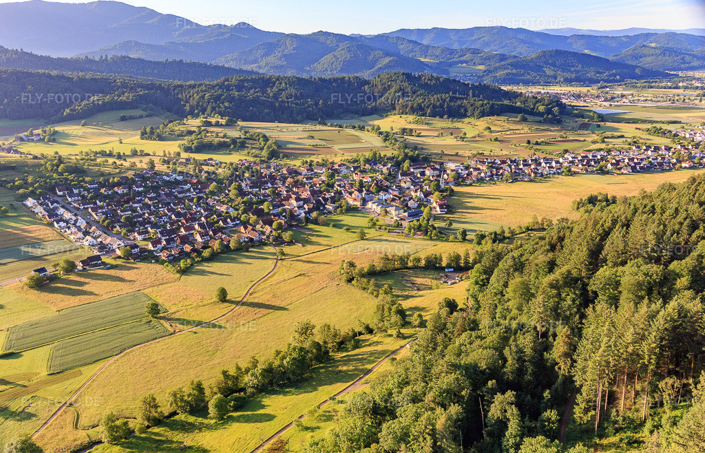 Luftbild: Dorfansicht aus Nordwesten in Sexau im Bundesland Baden-Württemberg in Deutschland. Foto: IMG_147573.jpg vom 30.05.2025 durch Werner Riehm/FLY-FOTO.de