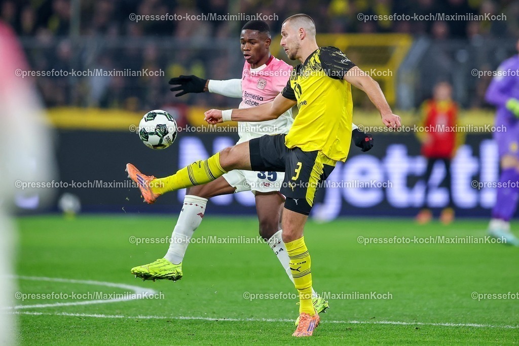 BVB02122501076 | 02.12.2025, Fußball, DFB-Pokal, Borussia Dortmund - Bayer 04 Leverkusen, Achtelfinale, Signal Iduna Park, Saison 2025 2026: Waldemar Anton (BVB #03) im Zweikampf gegen  Christian Kofane (Bayer04 #35) DFB regulations prohibit any use of photographs as image sequences and or quasi-video.