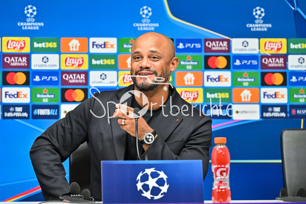 Paphos FC - FC Bayern München | im Bild Vincent KOMPANY Trainer FC Bayern Muenchen auf der Pressekonferenz vor dem Spiel in Pafos / Einzelfoto / Freisteller Regionalliga Bayern: FC Bayern Amateure - FC Würzburger Kickers; Grünwalder Stadion am 27.09.2025
