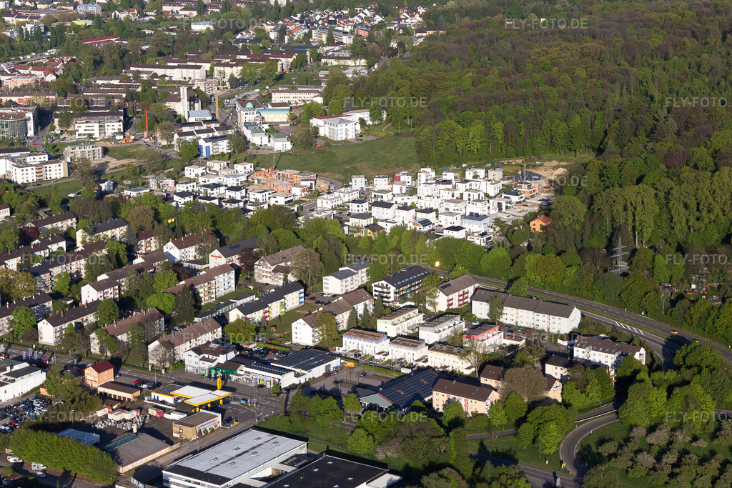 Luftbild: Neubaugebiet Jalta Ring im Ortsteil Oos in Baden-Baden im Bundesland Baden-Württemberg in Deutschland. Foto: IMG_099160.jpg vom 23.04.2017 durch Werner Riehm/FLY-FOTO.de