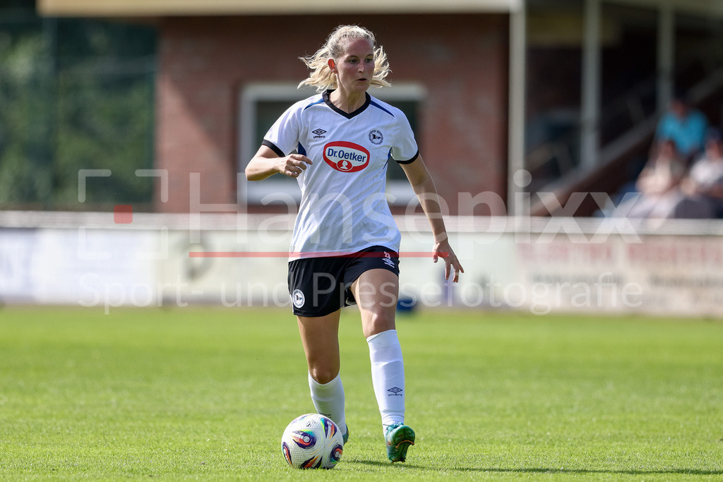 Fussball, Testspiel Frauen, SV Meppen - DSC Arminia Bielefeld | Maren Allmeroth (geb. Tellenbröker, DSC Arminia Bielefeld, 23) am Ball, Freisteller, Einzelbild, Ganzkörper, Aktion, Action, Spielszene