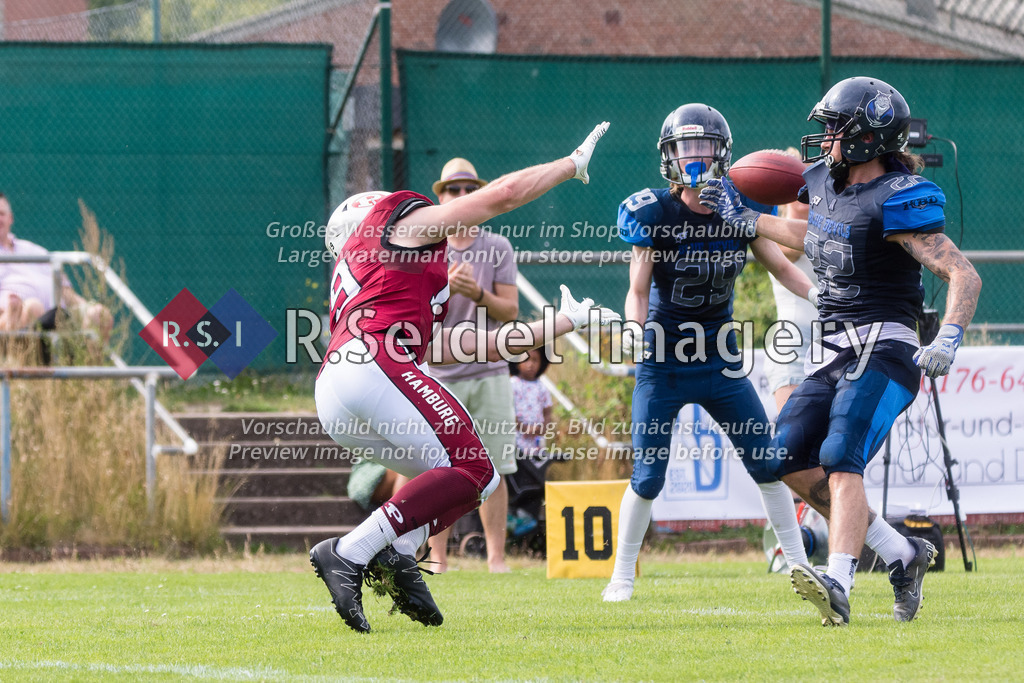 American Football, Saison 2022, Regionalliga Nord, Hamburg Blue Devils - Hamburg Pioneers, Dr.-Hermann-Schnell-Sportplatz (Hamburg), 13.08.2022, 8. Gameweek | Sportfotos aus Hamburg, Eventfotos oder freie Arbeiten von R.Seidel Imagery – einfach online kaufen.