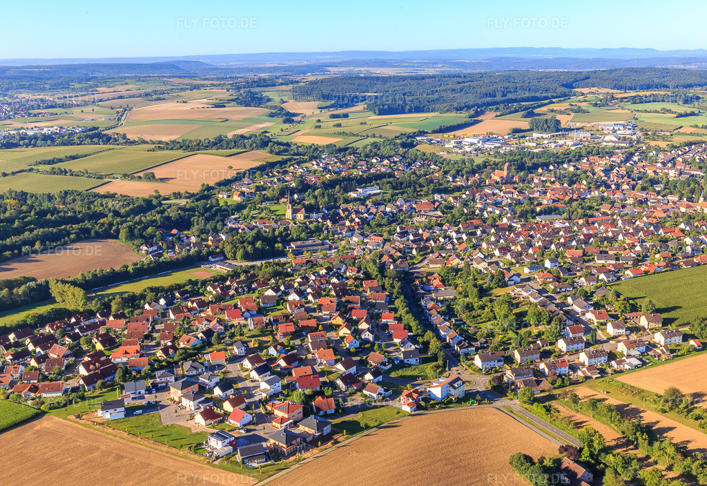 Luftbild: Ortsansicht aus Norden im Ortsteil Flehingen in Oberderdingen im Bundesland Baden-Württemberg in Deutschland. – Foto: IMG_093899.jpg vom 23.08.2016 durch Werner Riehm/FLY-FOTO.de – Auflösung des Originals: 4932 x 3392 px