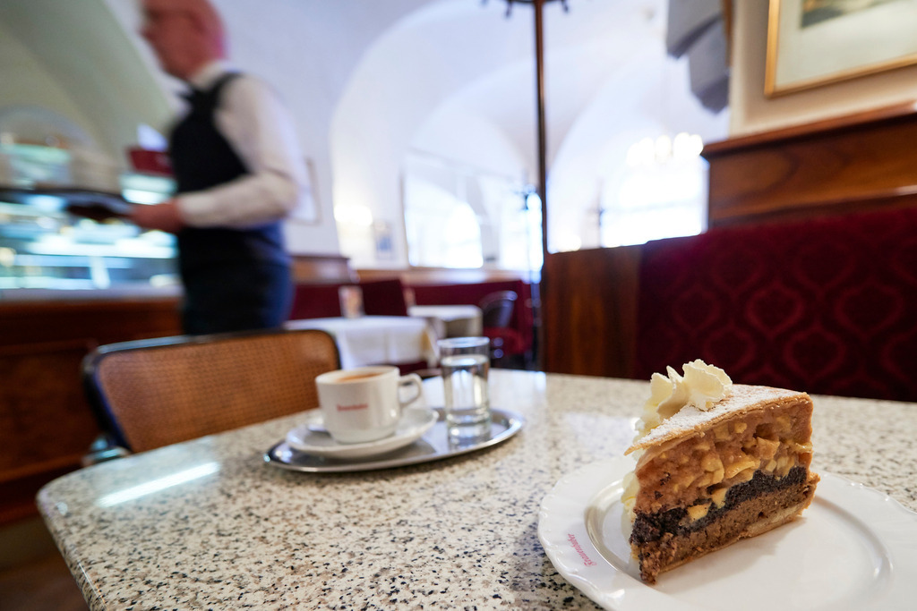 Cafe Frauenhuber, Haustorte mit Schlagsahne und Melange | Wien, Austria - August 23, 2017: Cafe Frauenhuber, Haustorte mit Schlagsahne und Melange. - Realisiert mit Pictrs.com